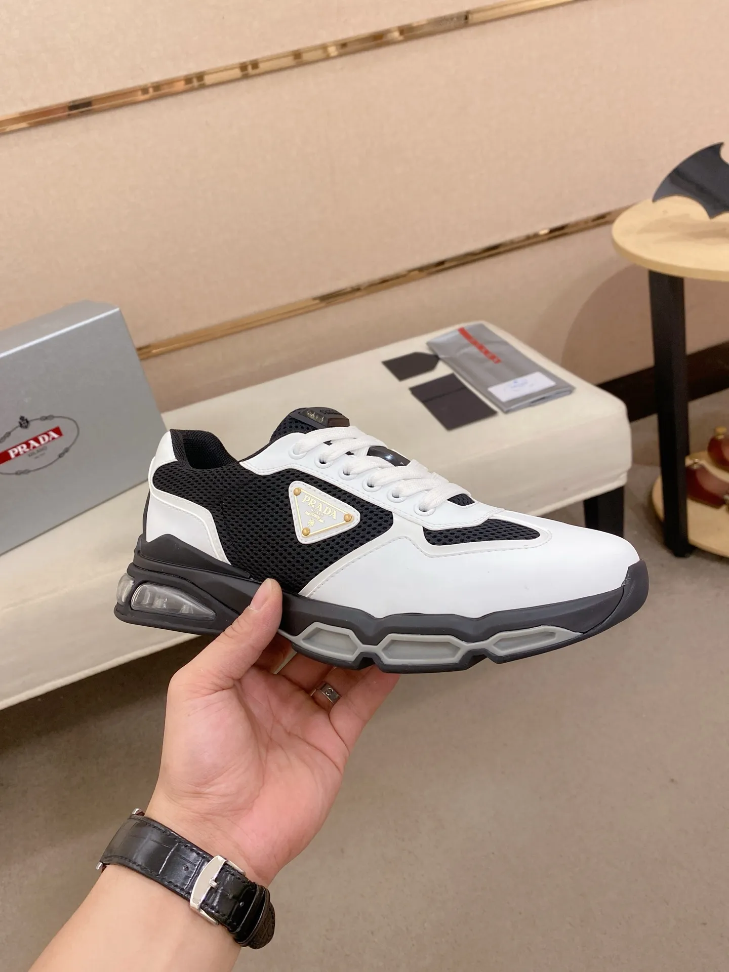 Factory price 660💰 ✔️✔️✔️High version High-quality new PRADA (Prada) counters are on the market at the same time, new men's shoes, 😘fabrics imported first-layer cowhide and mesh fabrics, purely handmade. Lining: Full cowhide lining. 👍🏿 High-end ☄️ air-cushion molded anti-slip rubber outsole, exquisite lines, simple and elegant, comfortable and high-end for leisure travel. Code number: 38 to 45